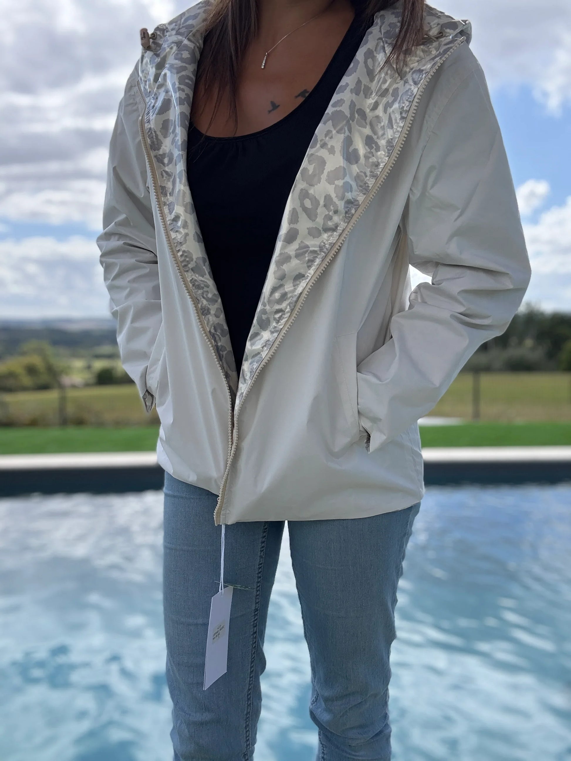 Manteau parka court réversible imperméable blanc léopard argenté Escandelle porté ouvert sur jean