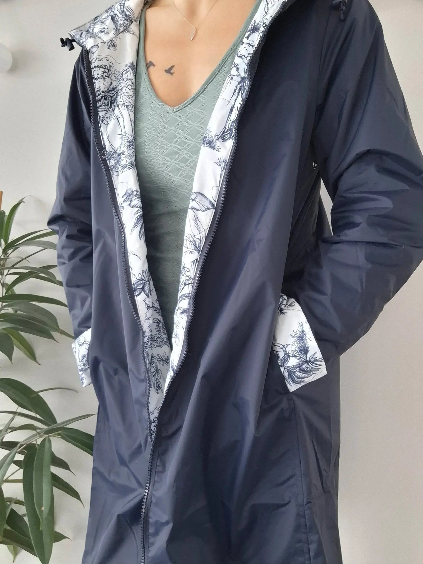 Laura Jo - Imperméable bleu marine réversible motif jungle long mi-saison garnissage ouate Le Petit Placard