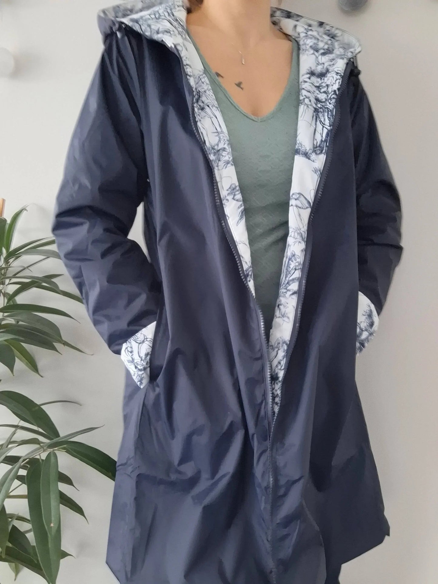 Laura Jo - Imperméable bleu marine réversible motif jungle long mi-saison garnissage ouate Le Petit Placard