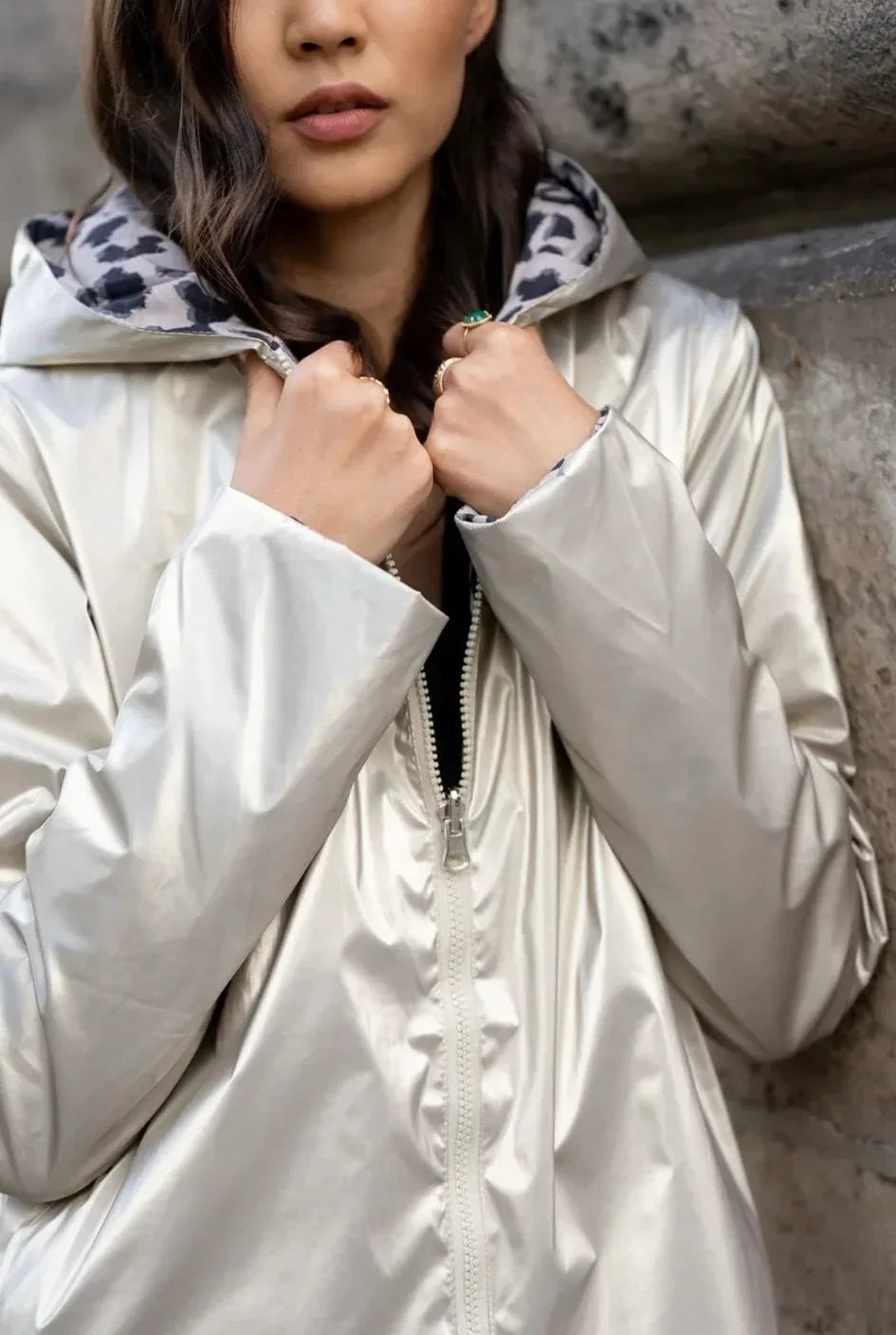 Imperméable réversible long Laura Jo couleur dorée avec capuche intérieur léopard, porté par une femme