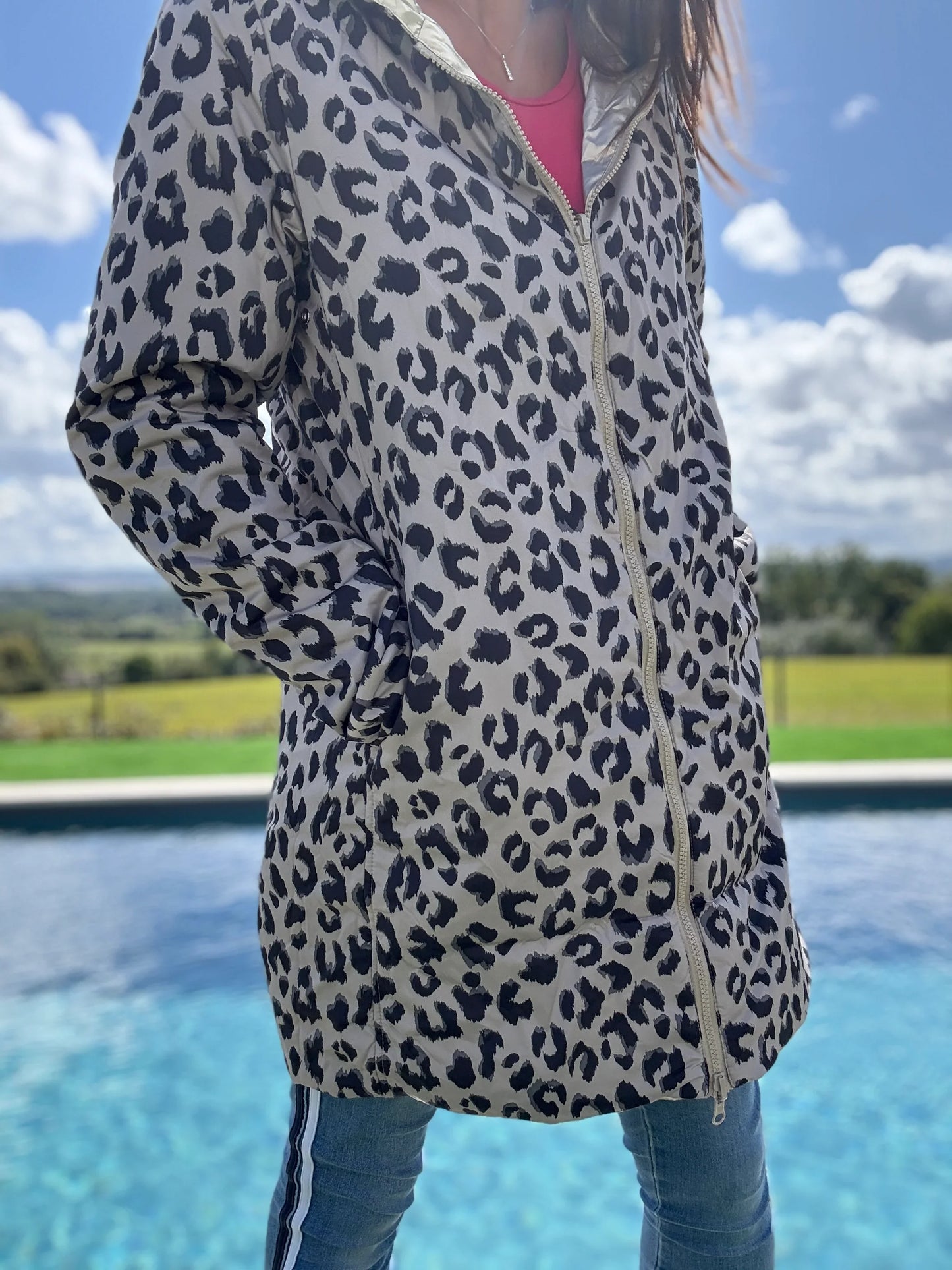 Imperméable réversible long mi-saison imprimé léopard Laura Jo, côté léopard beige et noir, fermeture zip doré