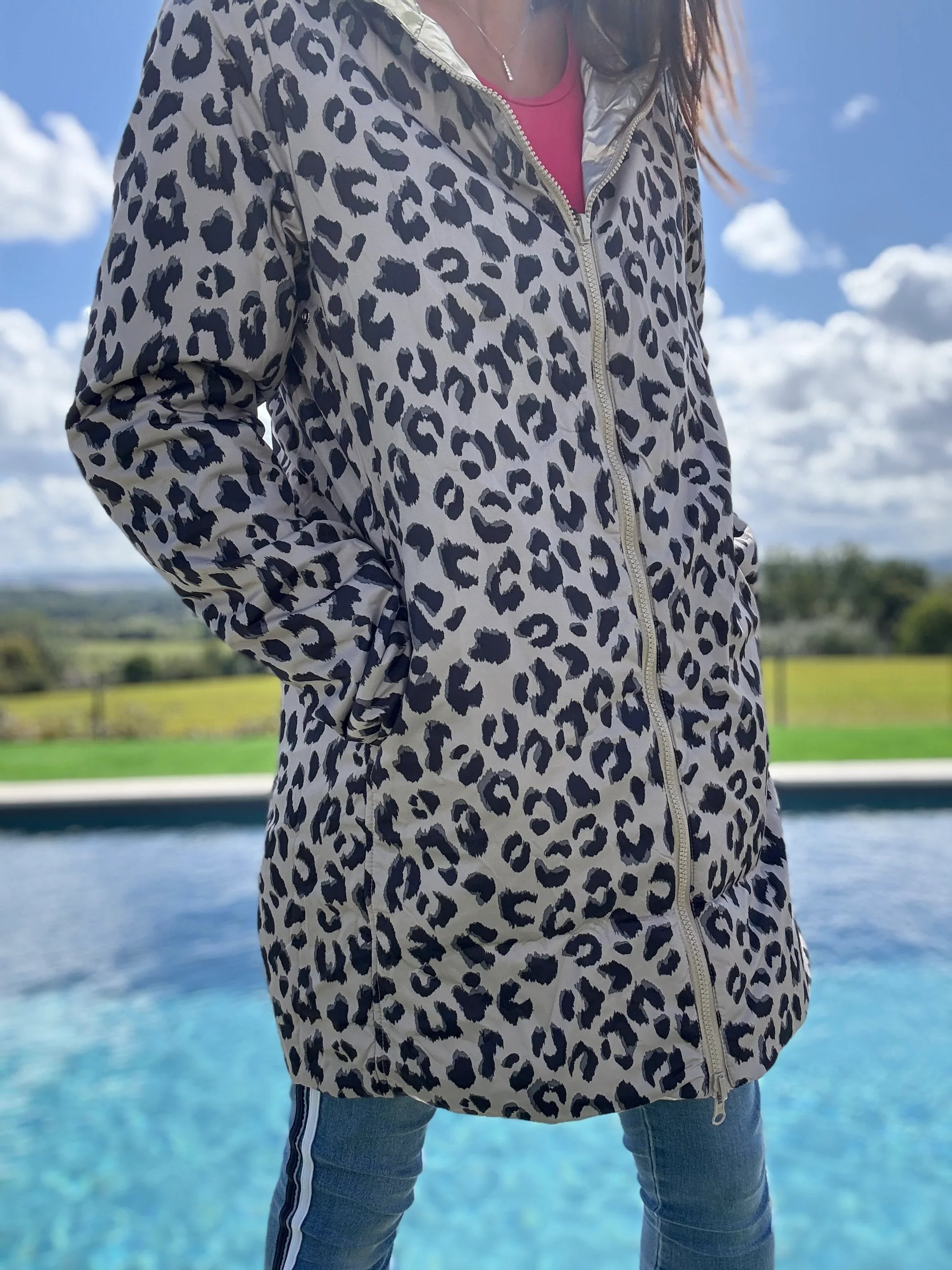 Imperméable réversible long mi-saison imprimé léopard Laura Jo, côté léopard beige et noir, fermeture zip doré