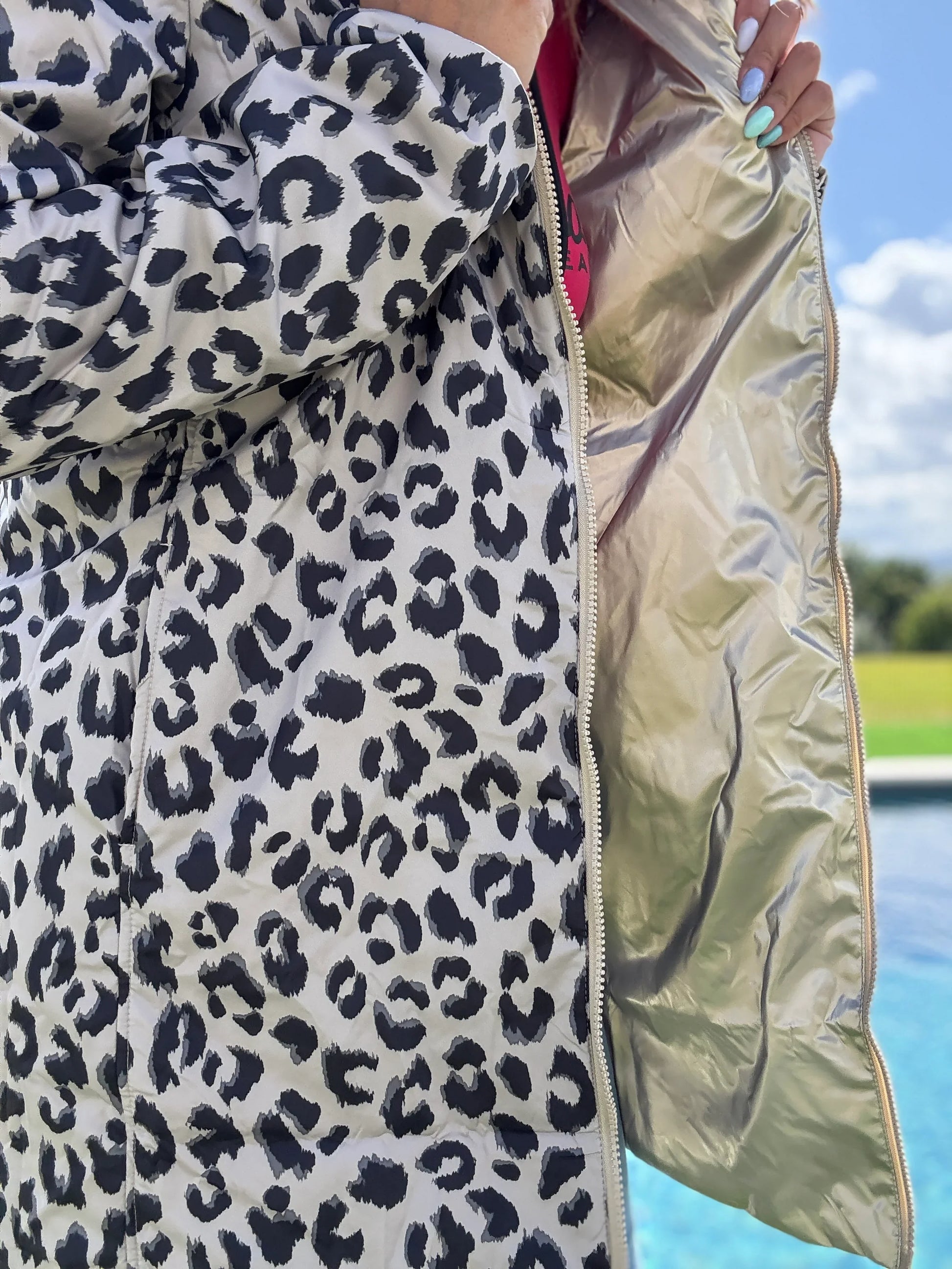 Imperméable réversible léopard Laura Jo ouvert révélant la doublure dorée, garnissage ouate mi-saison