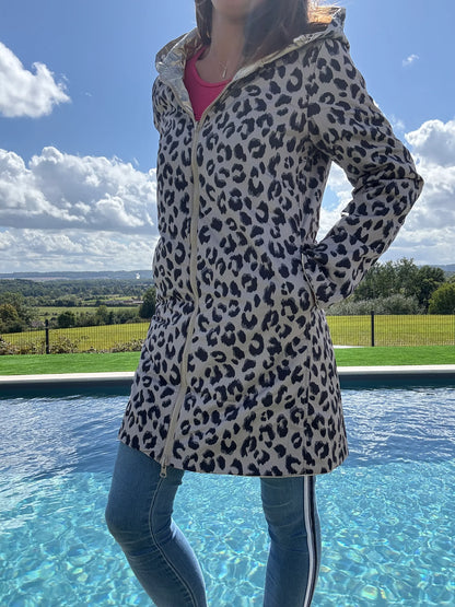 Imperméable réversible long léopard Laura Jo porté par une femme devant une piscine, côté imprimé visible
