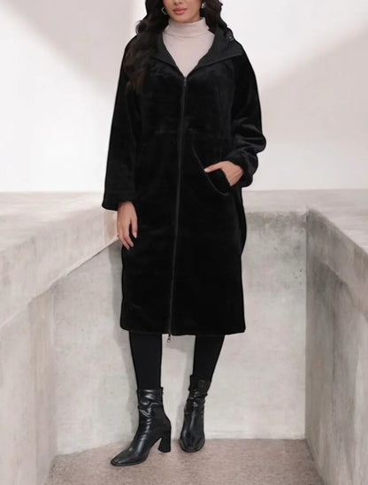Manteau long réversible noir en fausse fourrure avec capuche et coupe ajustée.