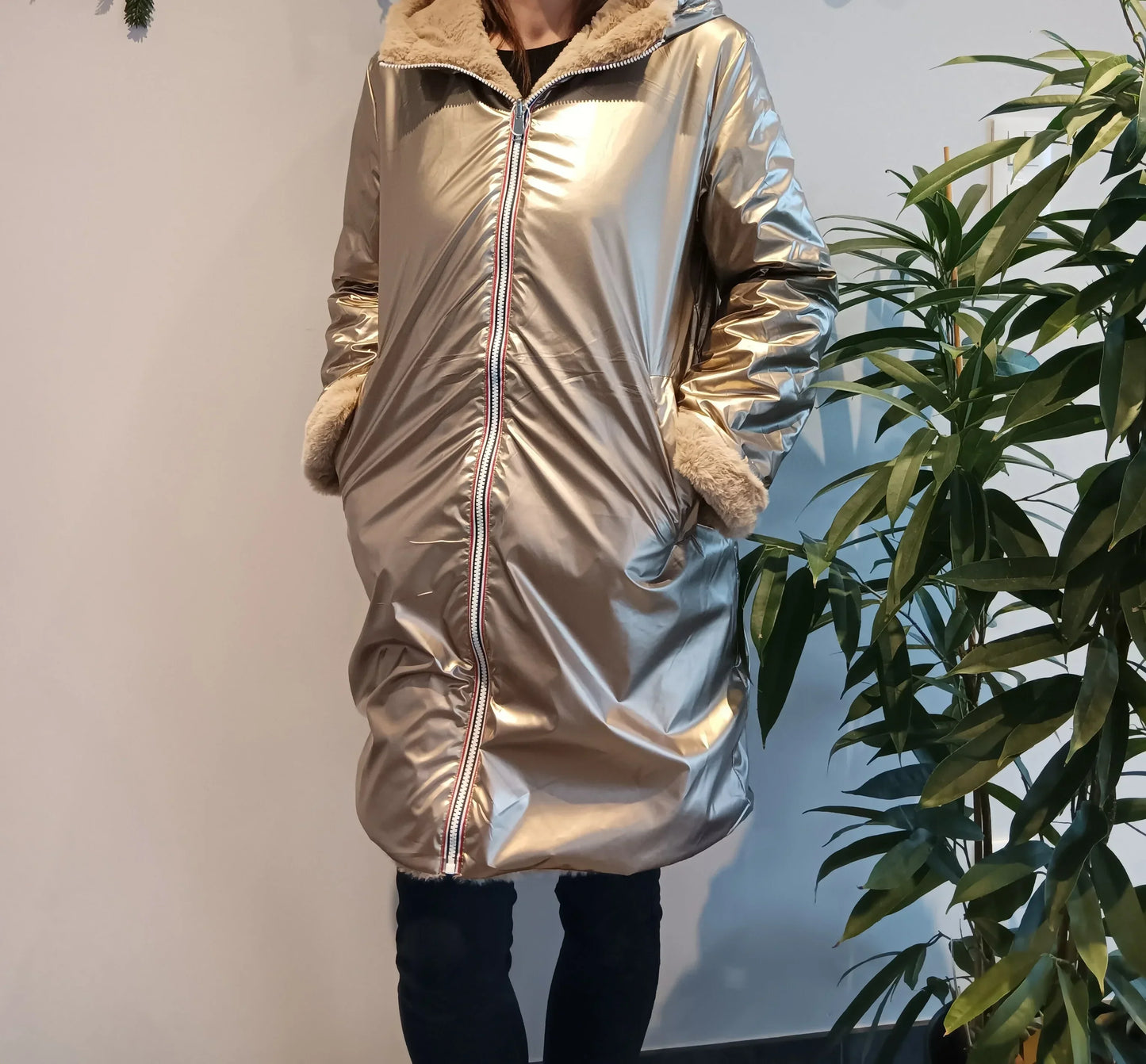 Manteau réversible grande taille Melya Melody de Le Petit Placard, en fourrure beige et dorée, imperméable, pour femmes curvy.
