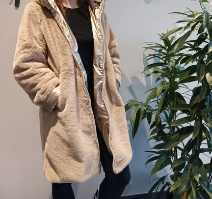Manteau réversible grande taille Le Petit Placard Melya Melody en fourrure beige et dorée, imperméable, style curvy.
