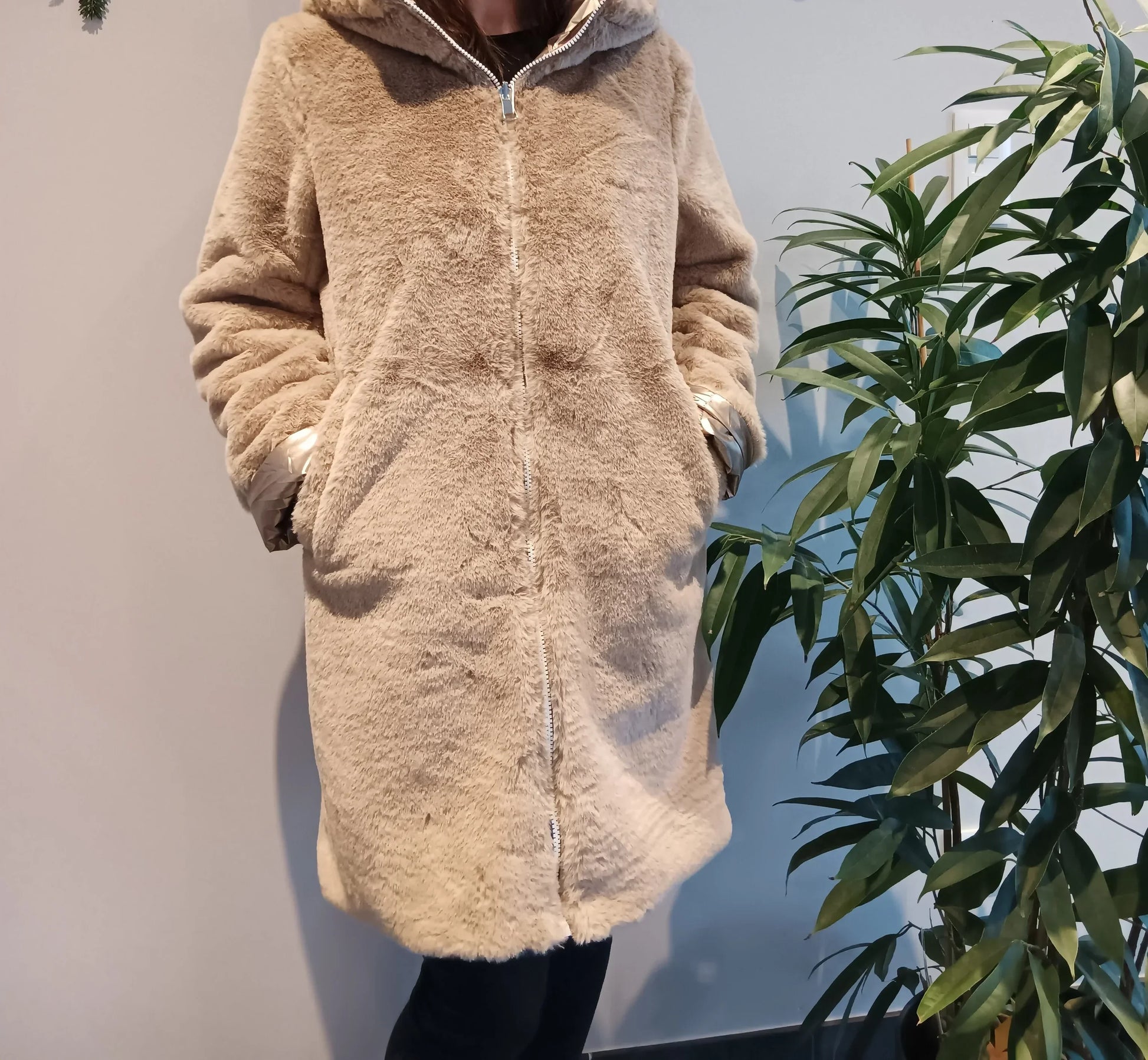 Manteau réversible grande taille Melya Melody de Le Petit Placard, fourrure beige et dorée imperméable, style curvy.