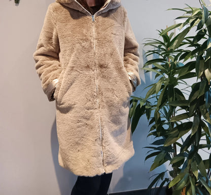Manteau réversible grande taille Melya Melody de Le Petit Placard, fourrure beige et dorée imperméable, style curvy.