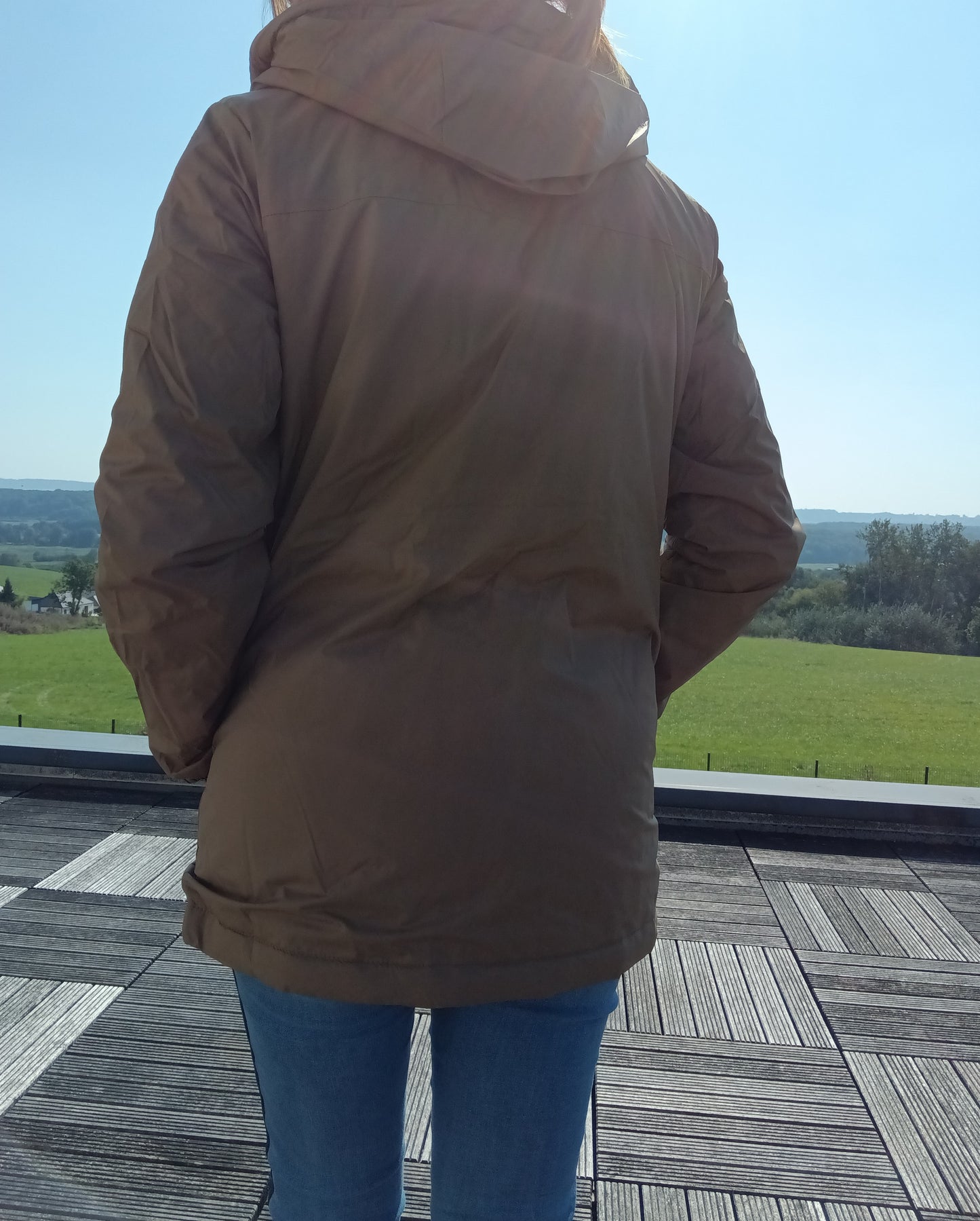 Person wearing camel Laura Jo raincoat outdoors, Le Petit Placard imperméable, back view