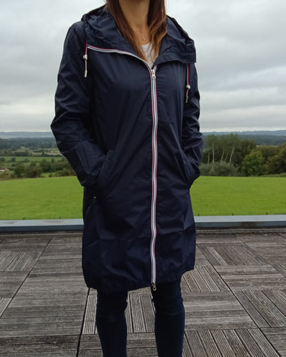 Femme portant une parka manteau long bleu marine imperméable à capuche et zip bicolore, fine doublure