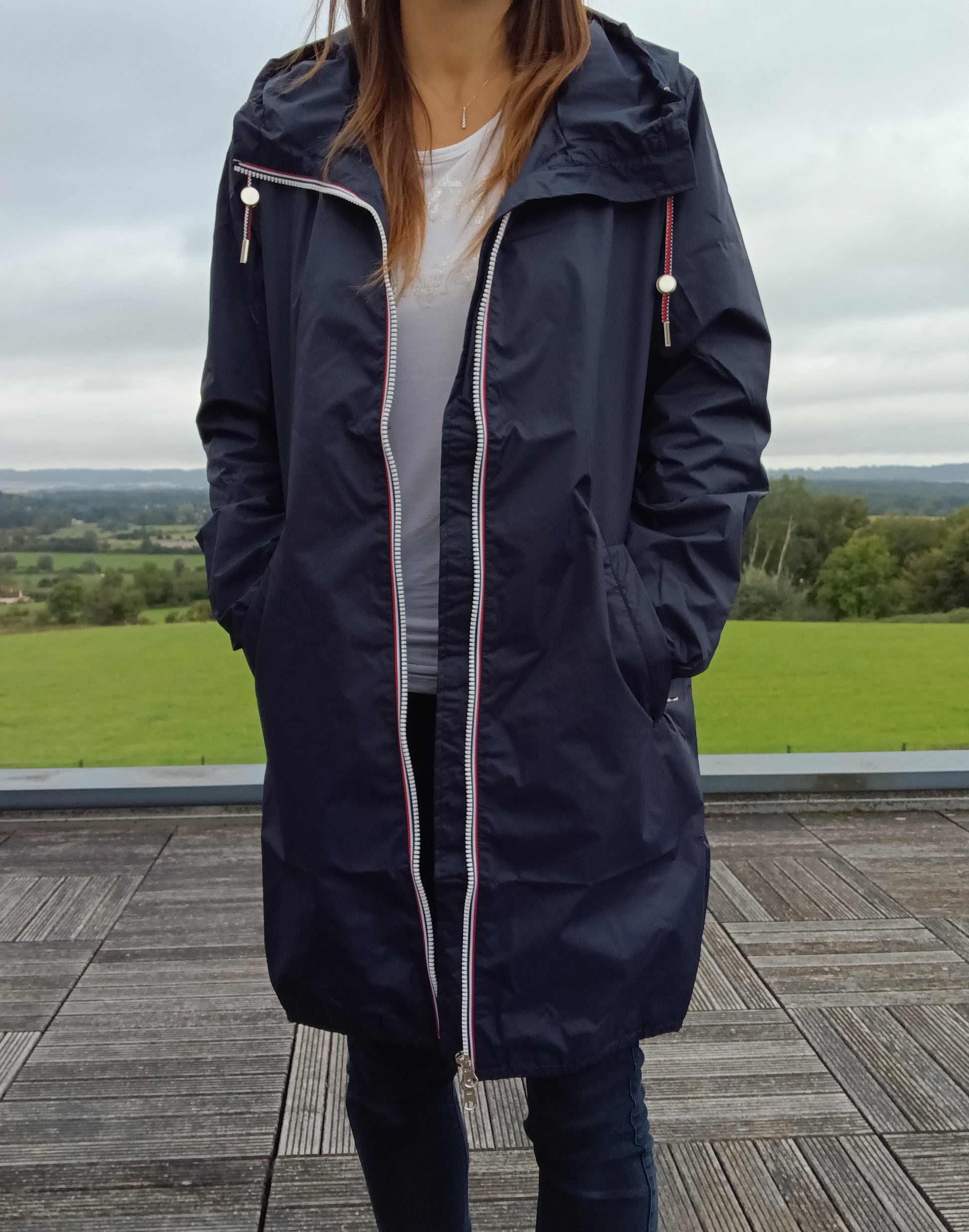 Parka manteau bleu marine imperméable long fine doublure Laura Jo, fermeture éclair bicolore, coupe longue femme