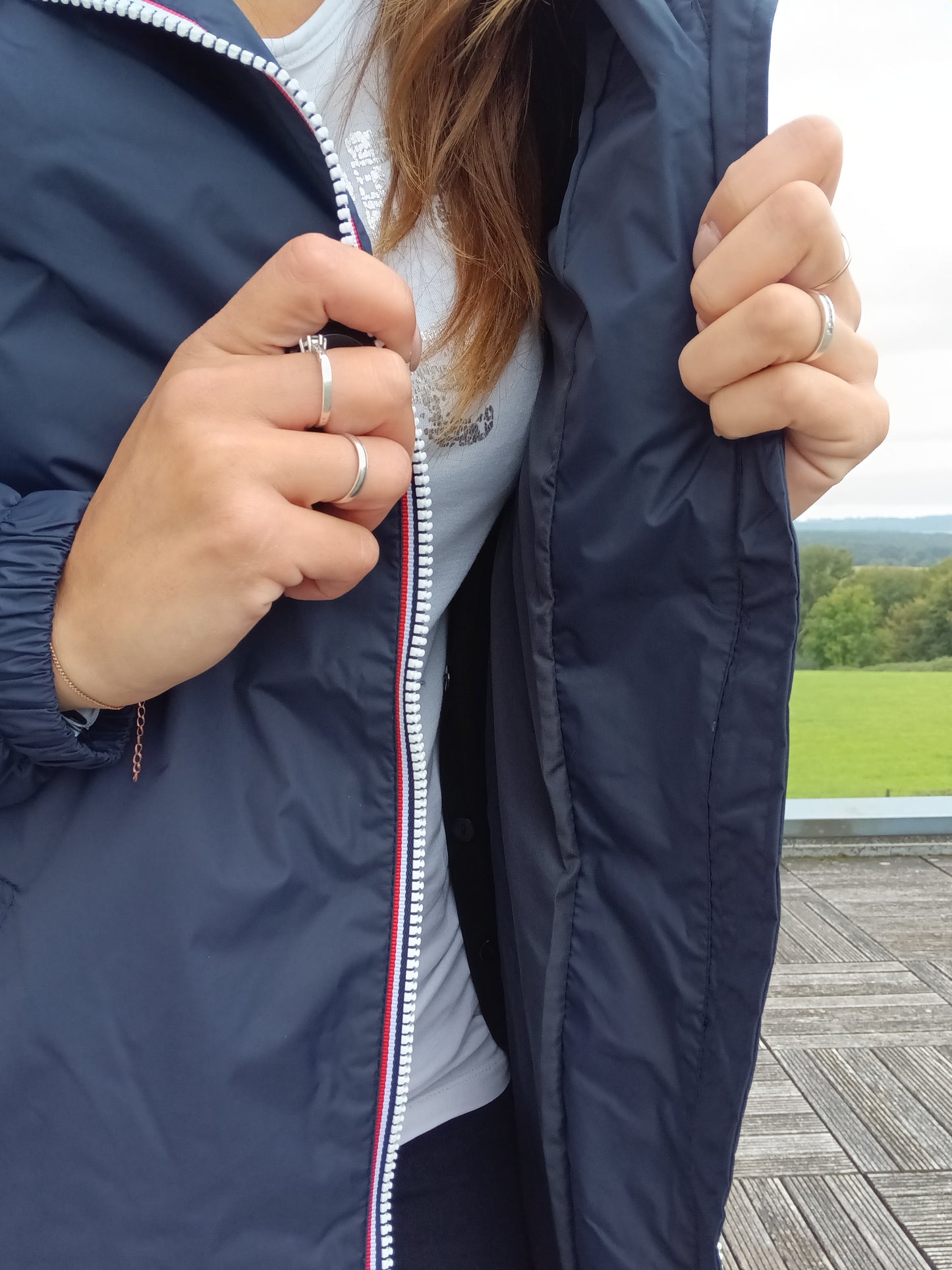 Intérieur fine doublure du parka manteau bleu marine imperméable Laura Jo, zip blanc et liseré rouge visibles