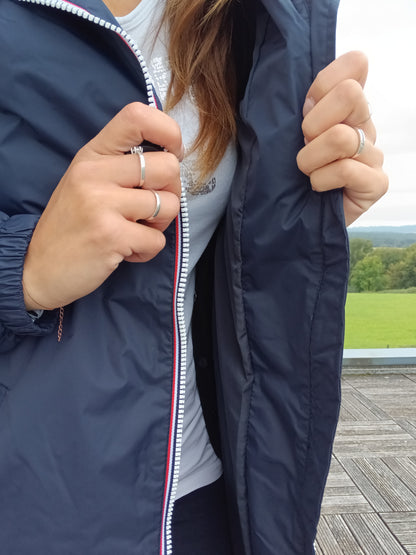 Intérieur fine doublure du parka manteau bleu marine imperméable Laura Jo, zip blanc et liseré rouge visibles