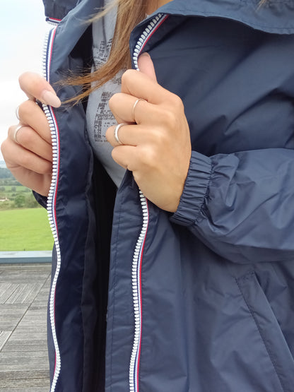 Détail fermeture éclair du parka manteau bleu marine imperméable long Laura Jo, poignets élastiqués et liseré tricolore