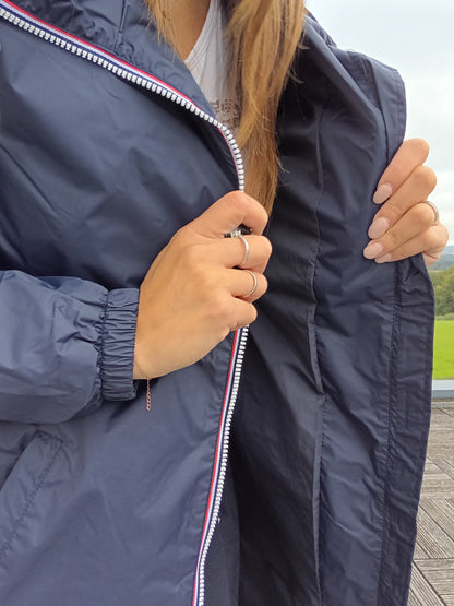 Détail fermeture éclair parka manteau bleu marine imperméable longue fine doublure Laura Jo, portée par une femme