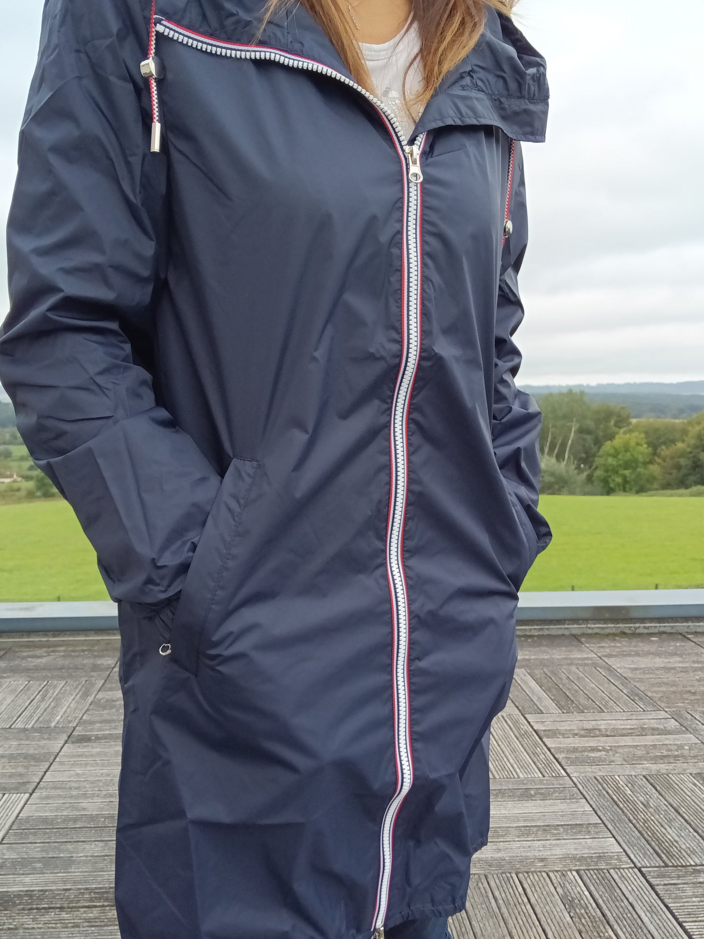 Parka manteau long bleu marine imperméable Laura Jo avec fermeture éclair contrastée rouge et blanc, coupe fine légère