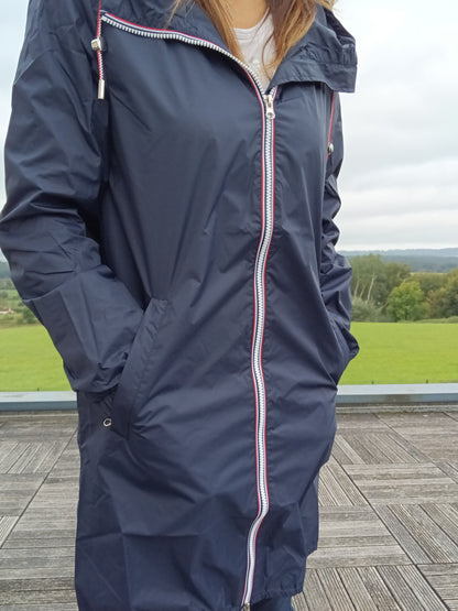 Parka manteau long bleu marine imperméable Laura Jo avec fermeture éclair contrastée rouge et blanc, coupe fine légère
