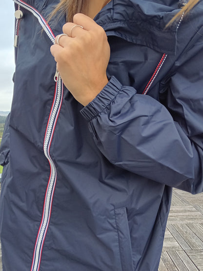 Détail fermeture éclair et manchette élastique du parka manteau bleu marine imperméable Laura Jo à liseré tricolore