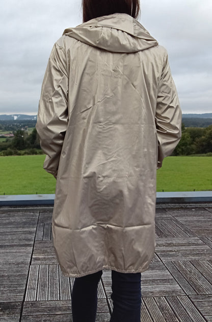 Vue de dos d'une femme portant le parka manteau long doré imperméable Laura Jo à capuche, coupe ample légère