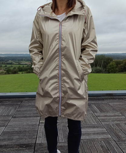 Parka manteau long imperméable doré Laura Jo porté par une femme, coupe fine avec capuche et zip tricolore