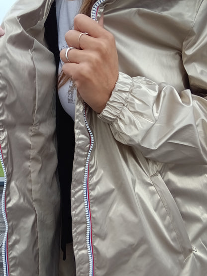 Détail zip et manche élastiquée du parka manteau doré imperméable Laura Jo, tissu léger brillant doré