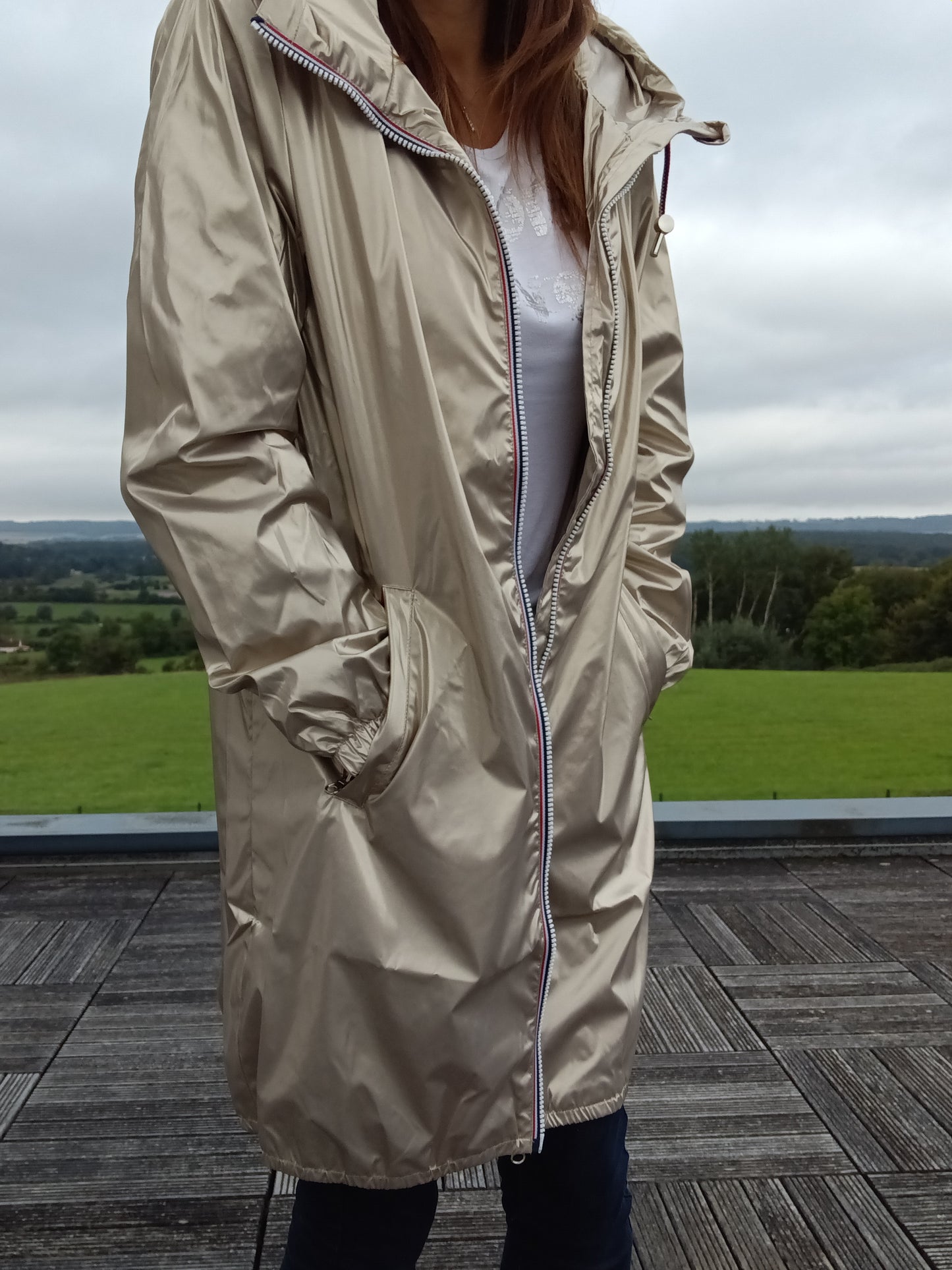 Parka manteau doré imperméable long Laura Jo à fine doublure, porté par une femme en extérieur