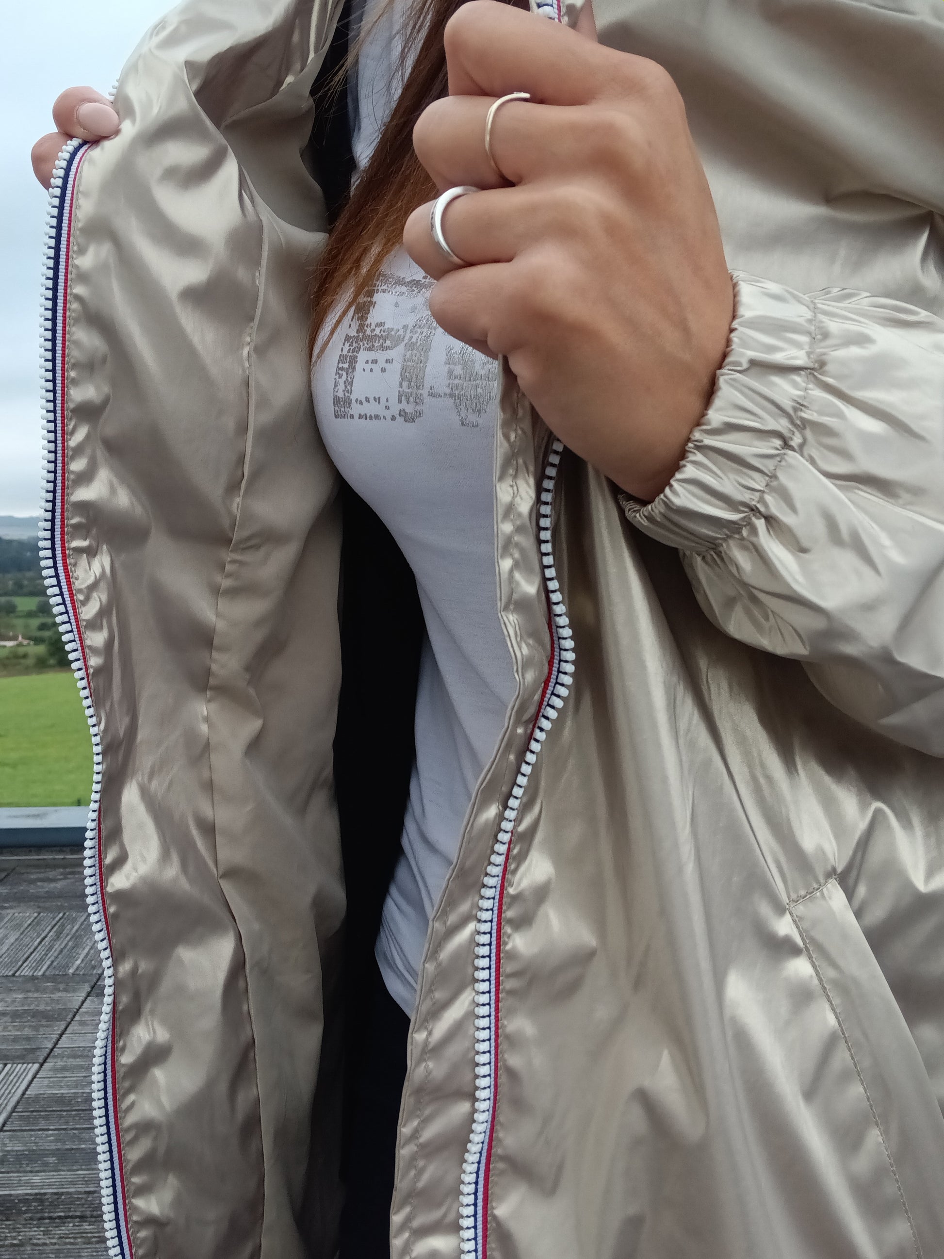 Détail intérieur du parka manteau doré imperméable Laura Jo avec fermeture éclair tricolore et fine doublure satinée