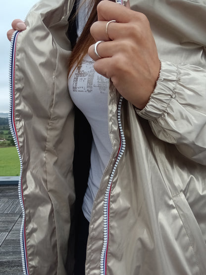Détail intérieur du parka manteau doré imperméable Laura Jo avec fermeture éclair tricolore et fine doublure satinée