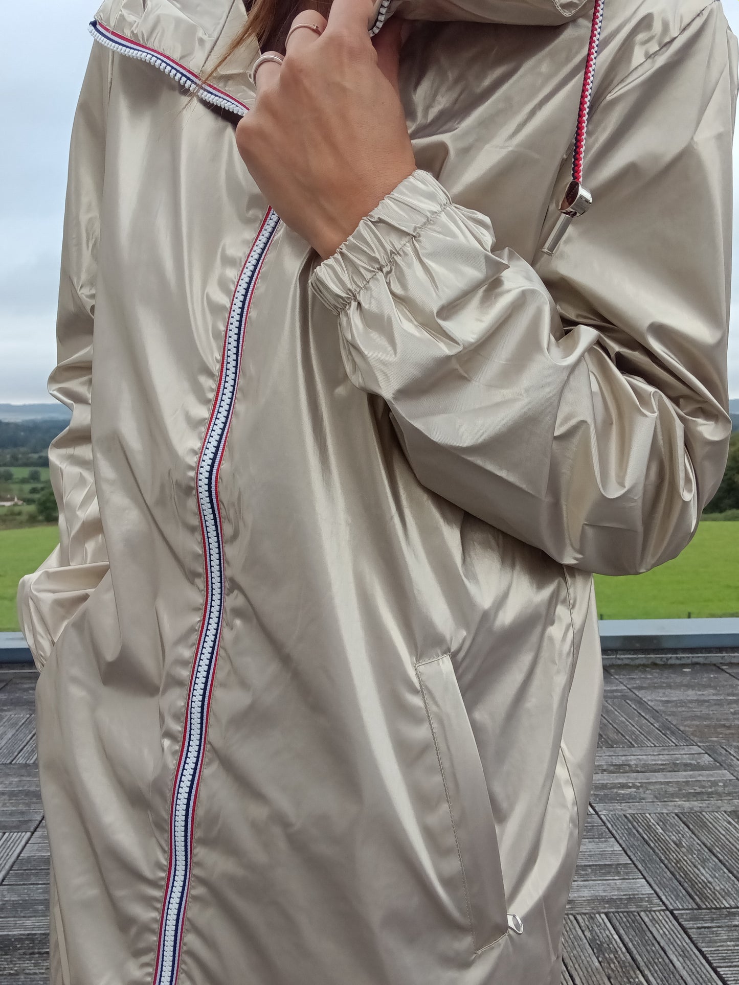 Parka manteau long doré imperméable Laura Jo avec bandes tricolores et manches élastiquées, porté en extérieur