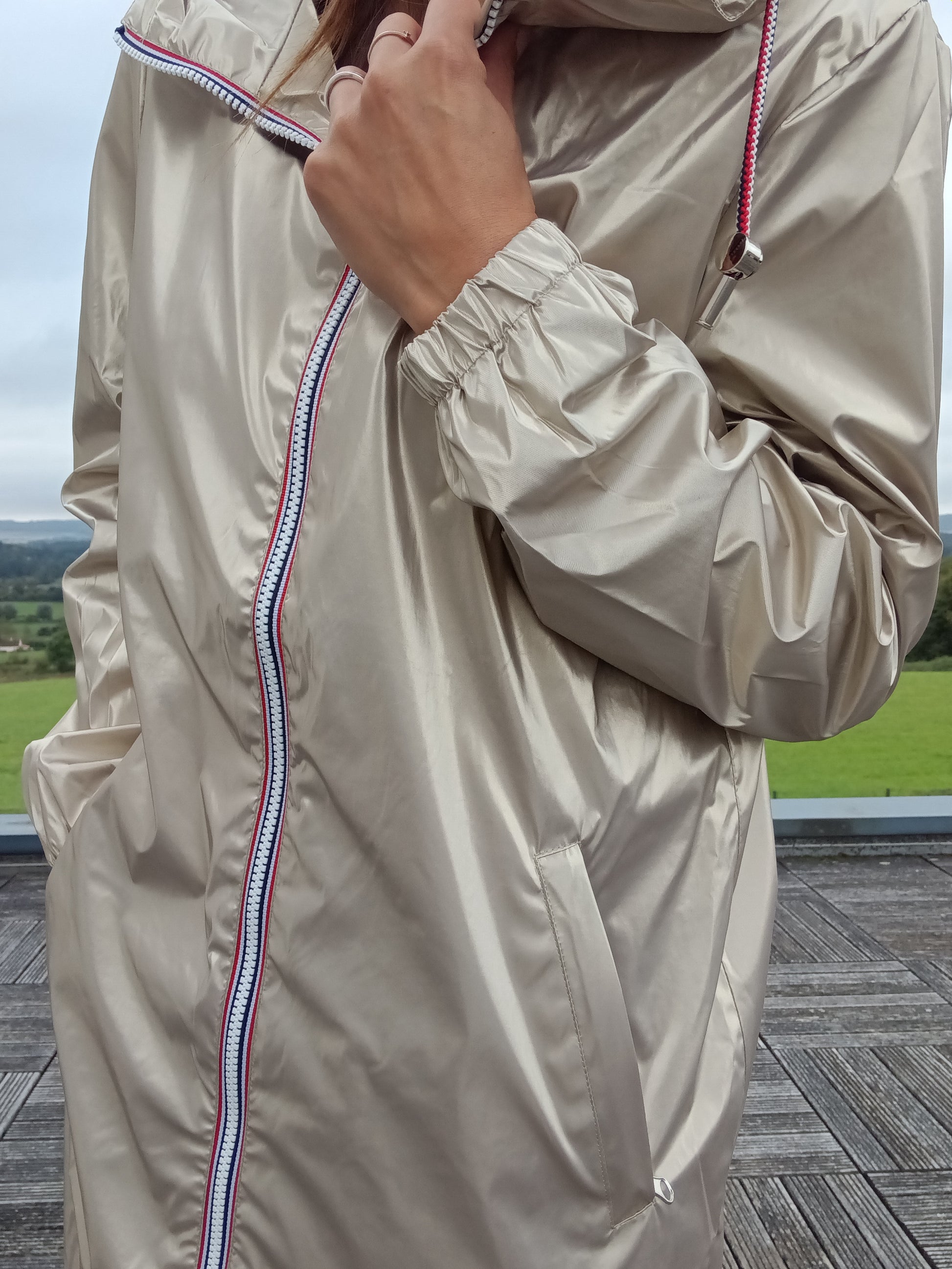 Parka manteau long doré imperméable Laura Jo avec bandes tricolores et manches élastiquées, porté en extérieur
