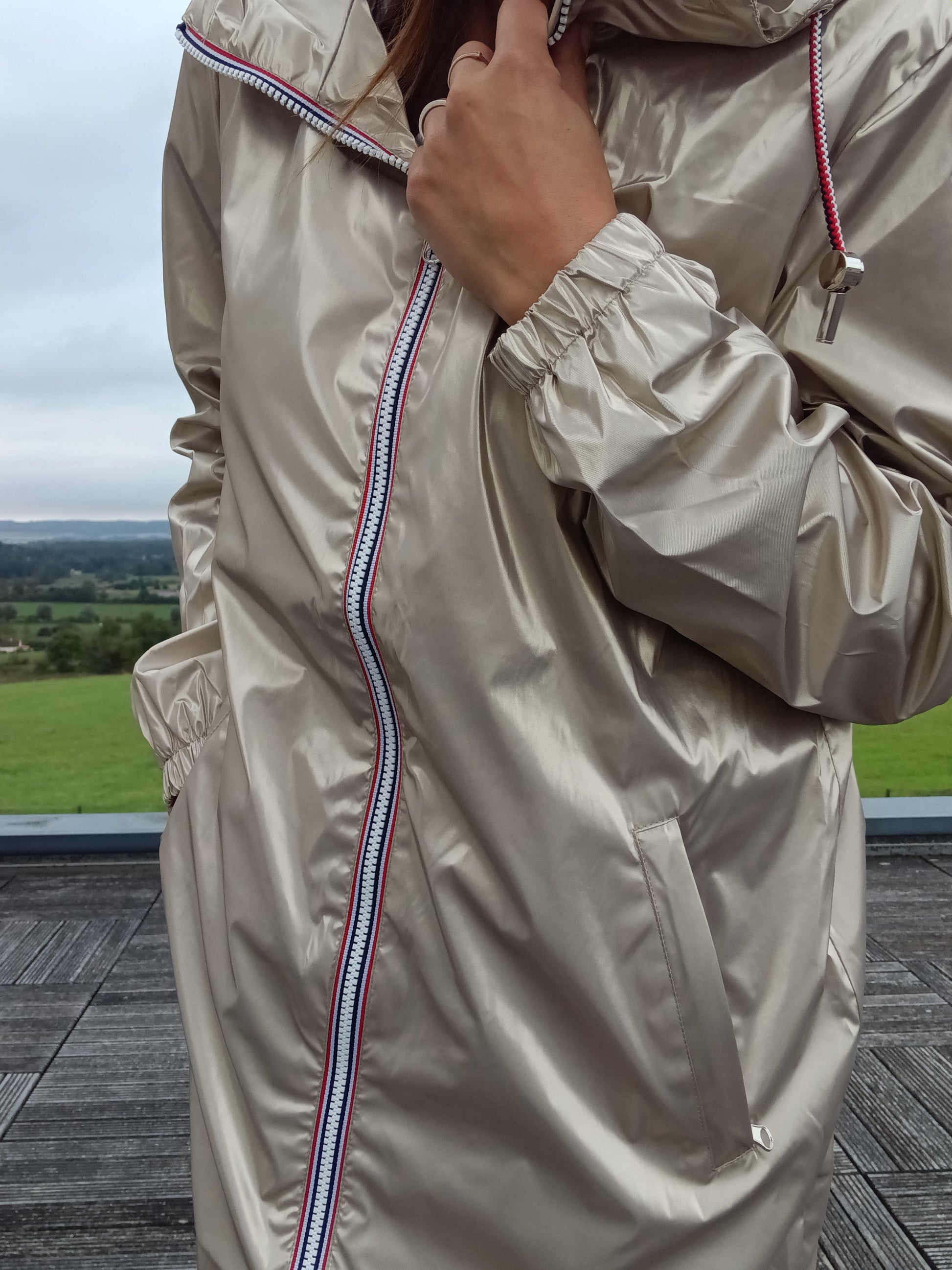 Parka manteau long imperméable doré Laura Jo avec fermeture zippée tricolore et poches latérales