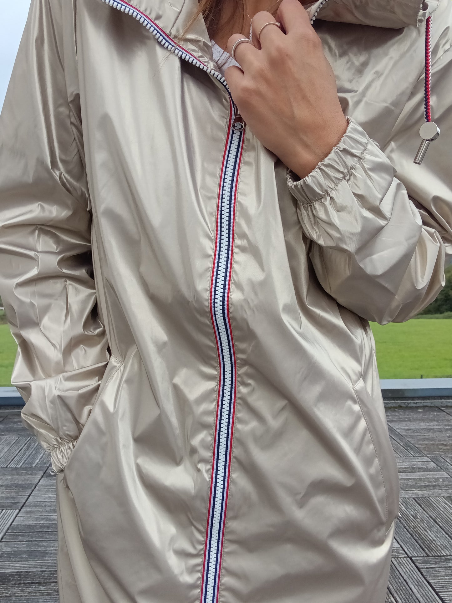 Parka manteau long doré imperméable avec fermeture éclair tricolore, coupe fine et manches froncées, Laura Jo