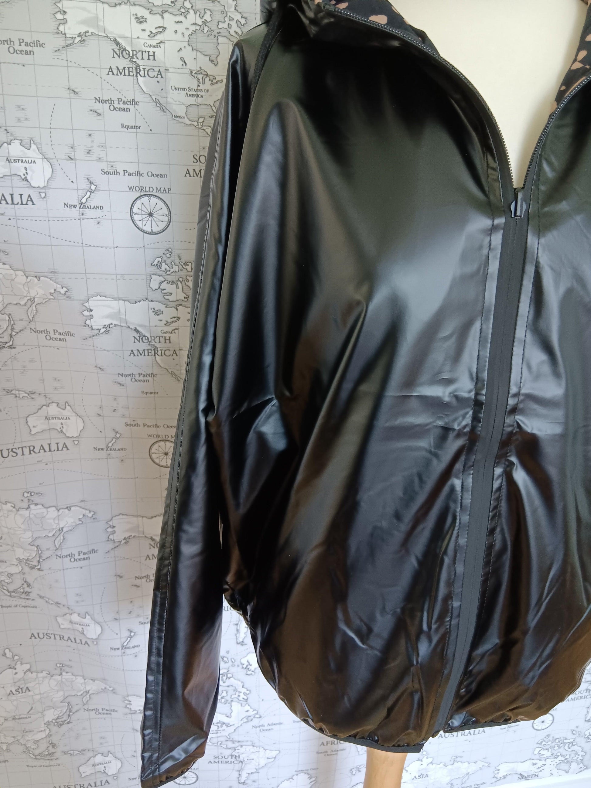 Black reversible raincoat Laura Jo for women by Le Petit Placard, shown on a mannequin