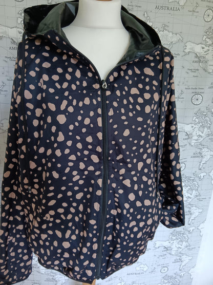 Reversible black raincoat with beige spotted pattern, hooded, Le Petit Placard fashion.
