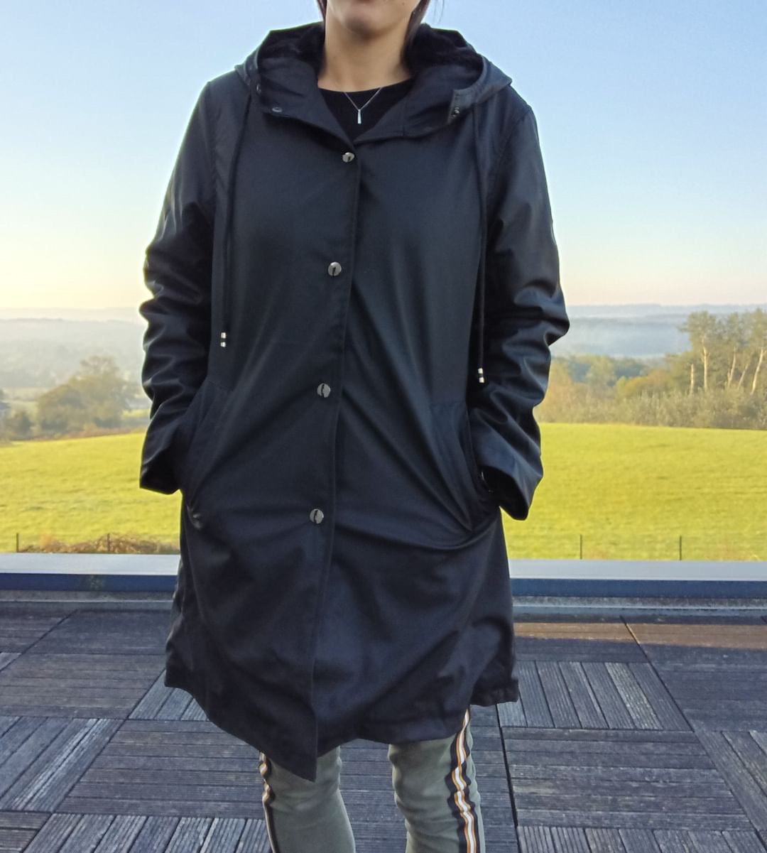 Woman wearing a Laura Jo black raincoat outdoors, Le Petit Placard fashion style