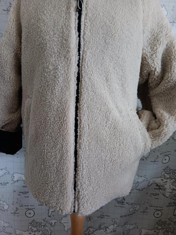 Short reversible beige faux shearling coat, front view, Le Petit Placard imperméable collection