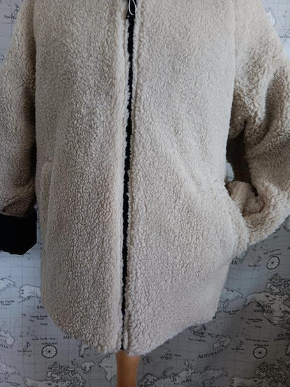 Short reversible beige faux shearling coat, front view, Le Petit Placard imperméable collection