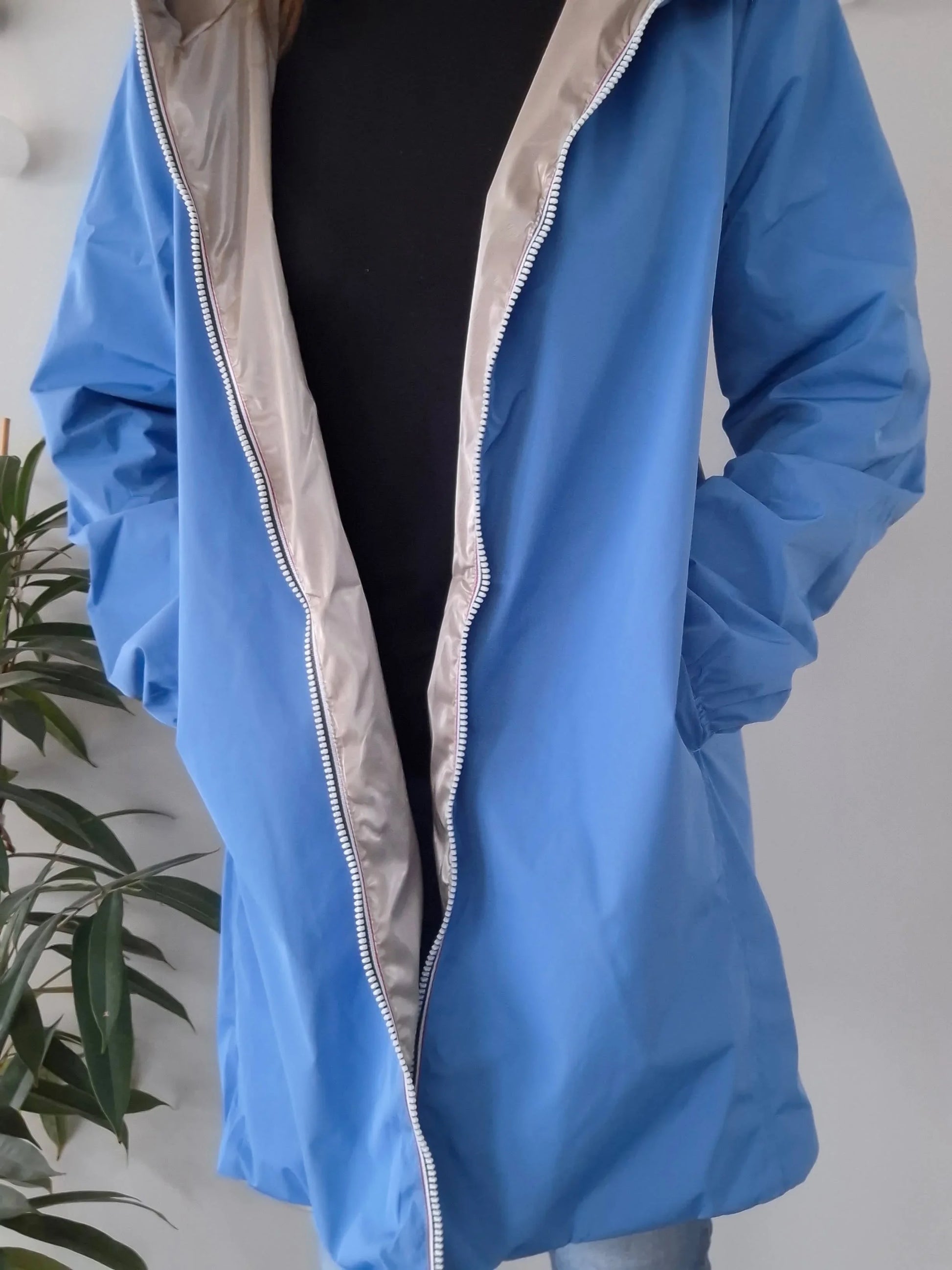 Manteau long réversible imperméable bleu doré Melya Melody ouvert, révélant sa doublure dorée et sa fermeture éclair blanche