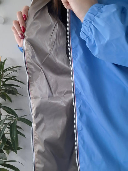 Intérieur doré du manteau long réversible imperméable bleu Melya Melody ouvert sur sa doublure satinée