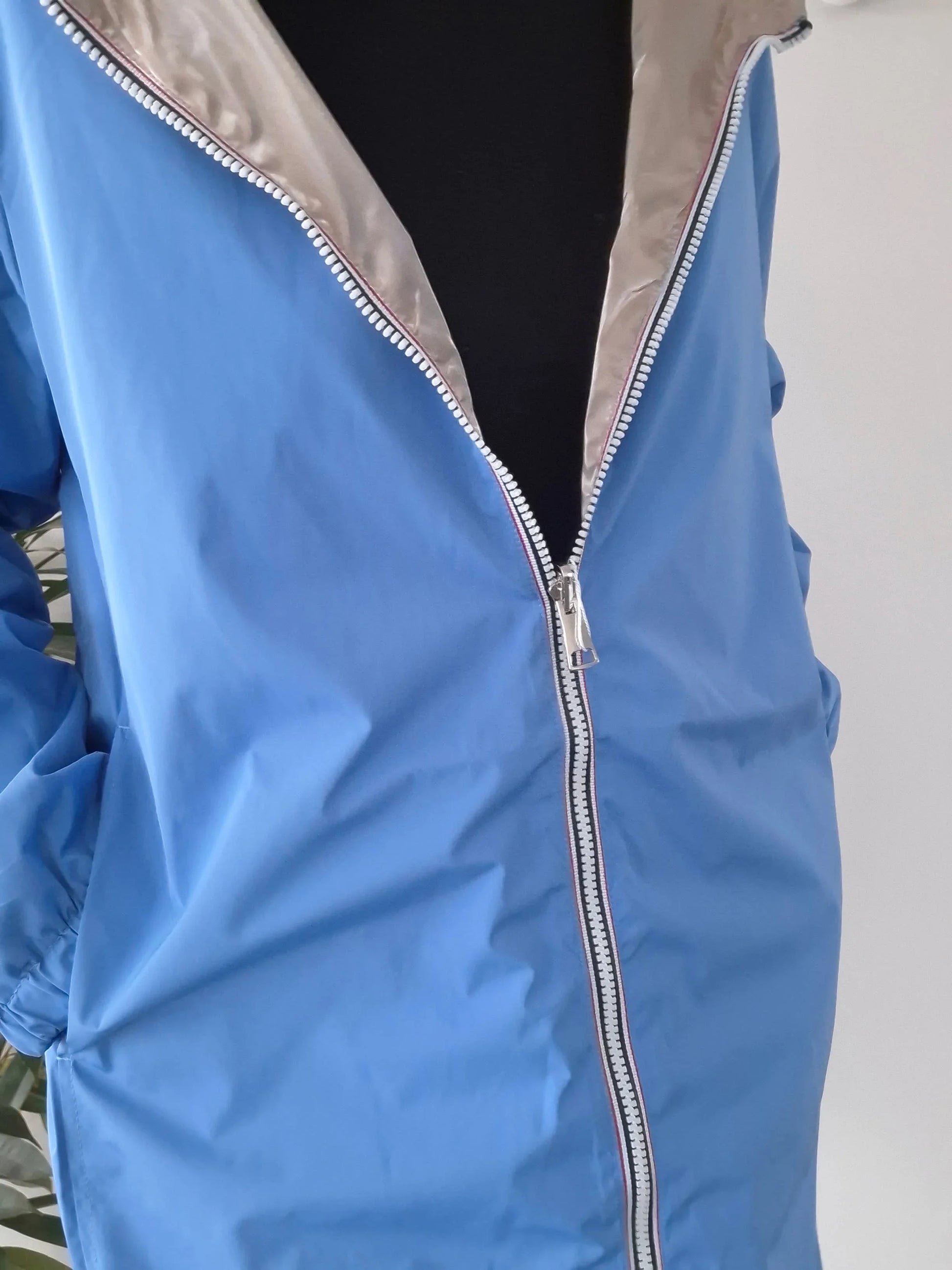 Détail fermeture éclair du manteau long réversible imperméable bleu doré Melya Melody, face bleue visible