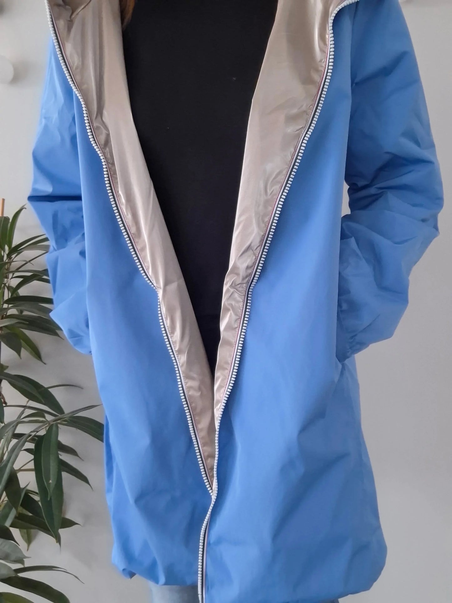 Manteau long réversible imperméable bleu et doré Melya Melody, ouvert sur doublure dorée brillante