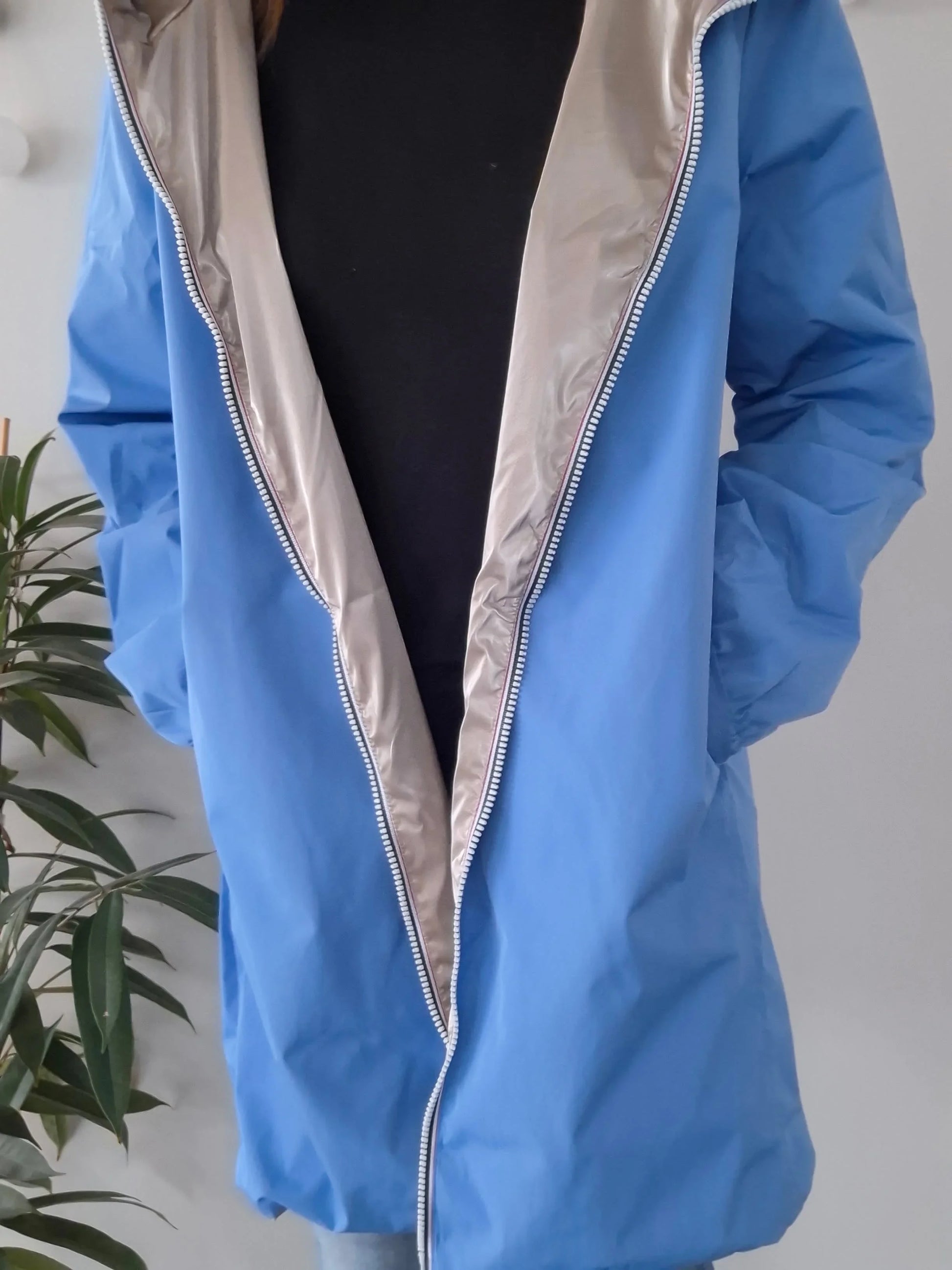 Manteau long réversible imperméable bleu et doré Melya Melody, ouvert sur doublure dorée brillante