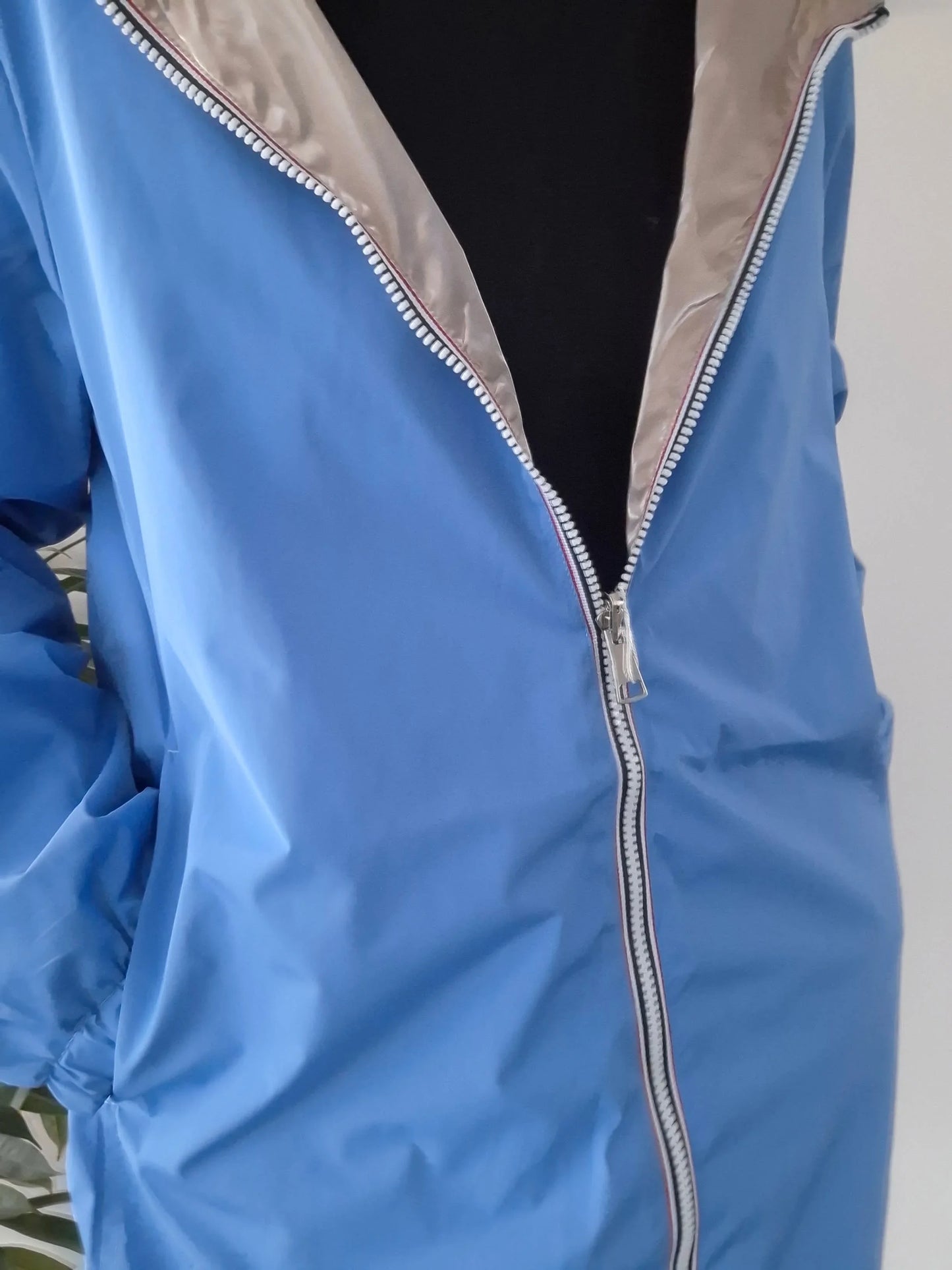 Détail fermeture éclair du manteau long réversible imperméable bleu doré Melya Melody, tissu bleu côté extérieur