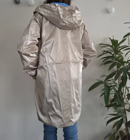Vue de dos du manteau long réversible imperméable doré Melya Melody à capuche, porté sur un jean bleu