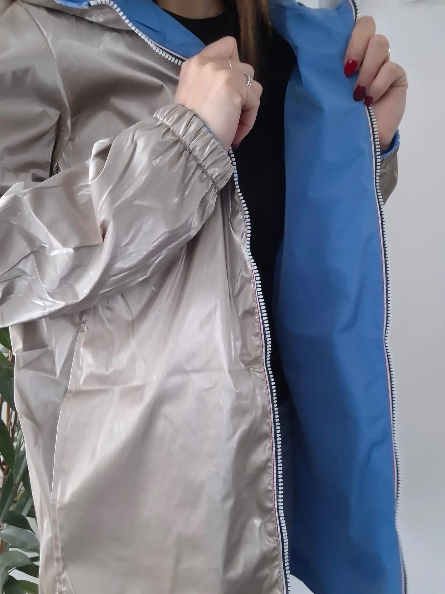Détail du manteau long réversible imperméable bleu doré Melya Melody, montrant les deux faces dorée et bleue