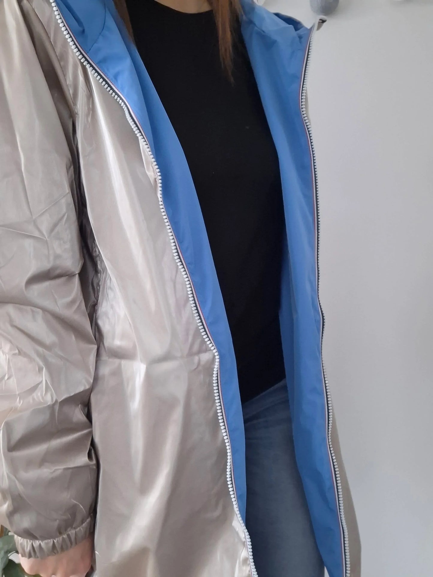 Manteau long réversible imperméable Melya Melody, face dorée brillante et intérieur bleu, porté ouvert avec fermeture éclair
