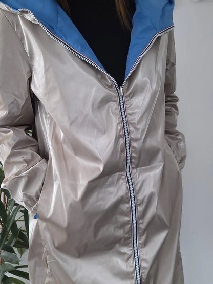 Manteau long réversible imperméable Melya Melody côté doré brillant avec capuche bleue et fermeture éclair