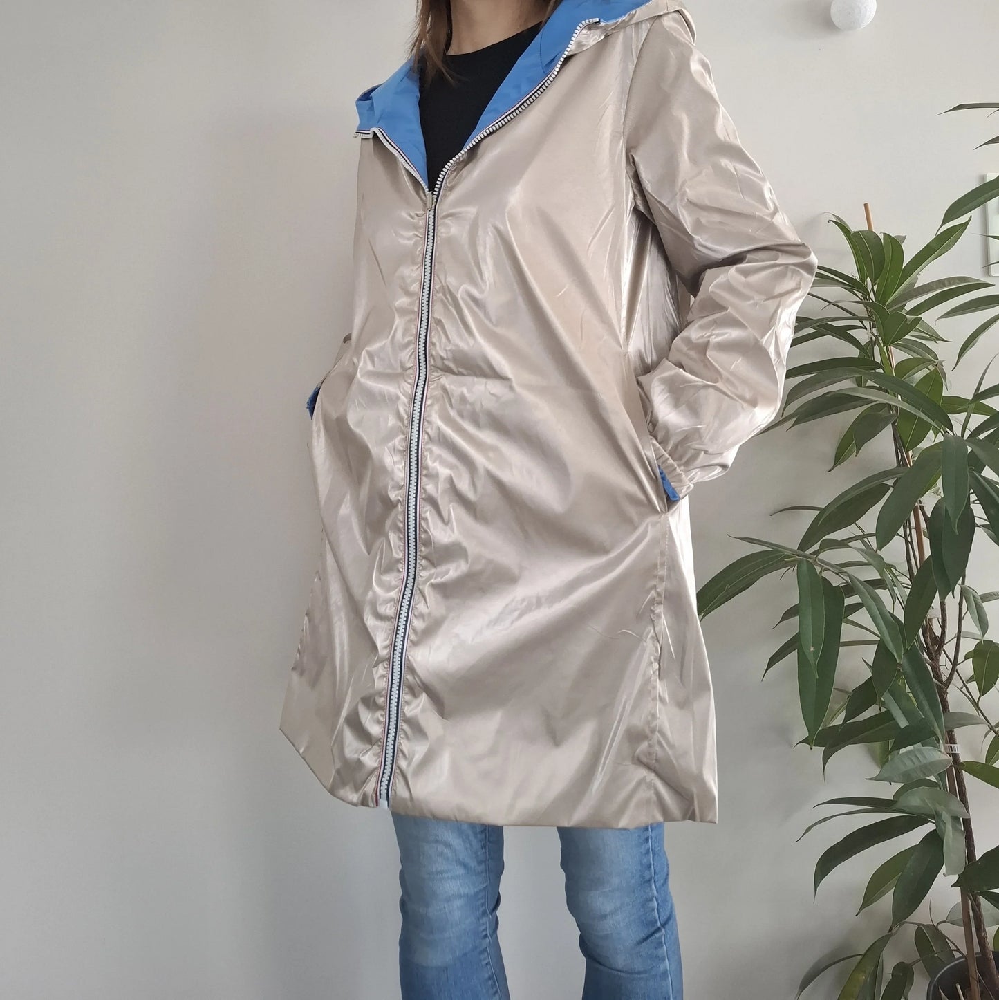 Manteau long réversible imperméable doré avec capuche bleue porté par une femme, Melya Melody