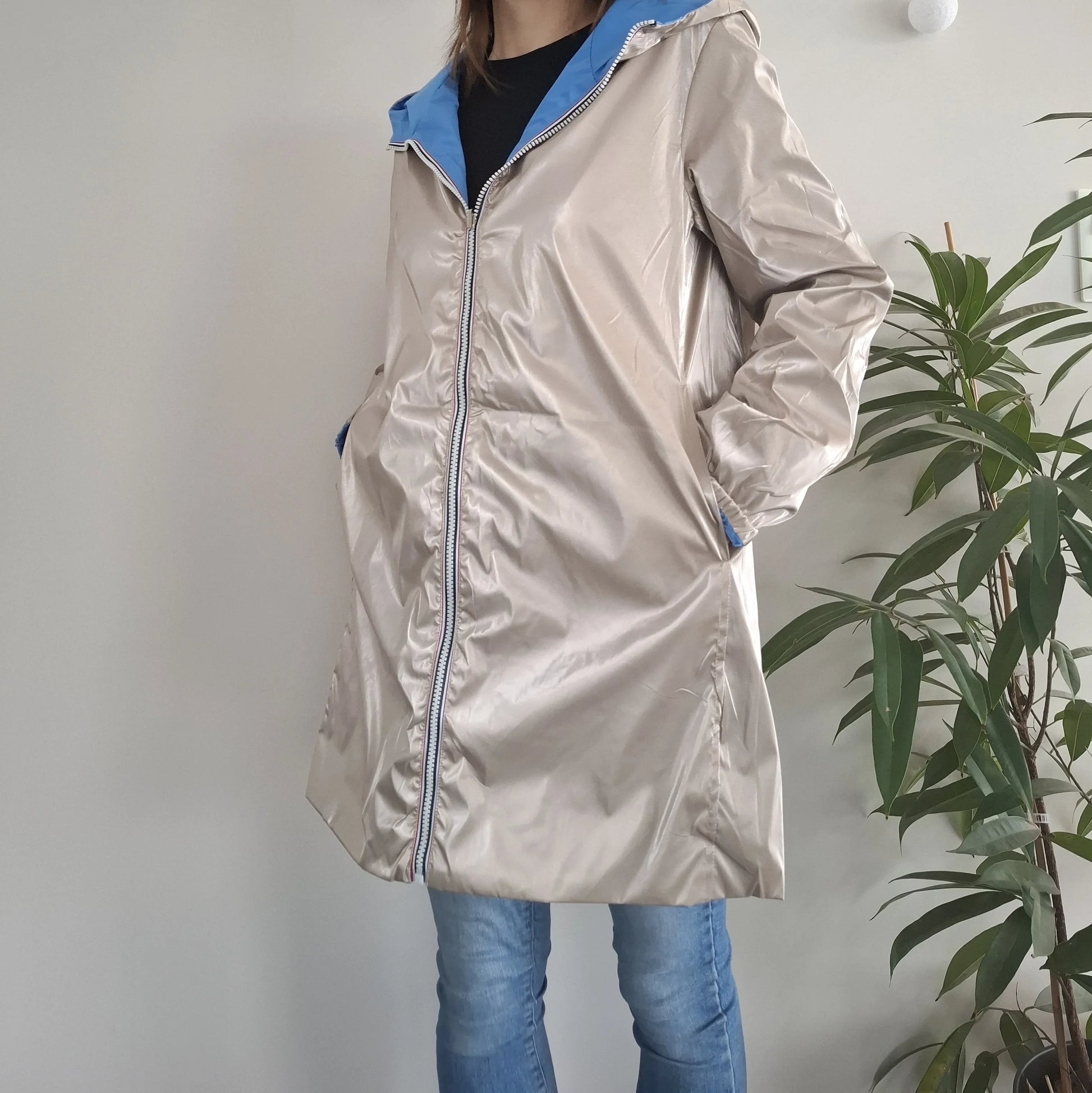 Manteau long réversible imperméable doré avec capuche bleue porté par une femme, Melya Melody